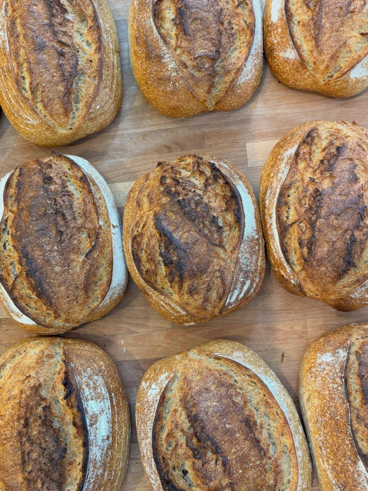 Vers gebakken zuurdesembroden uit de eigen bakkerij