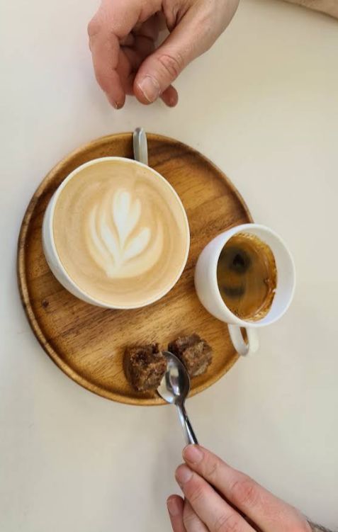 Cappuccino met latte art en een stukje huisgebak