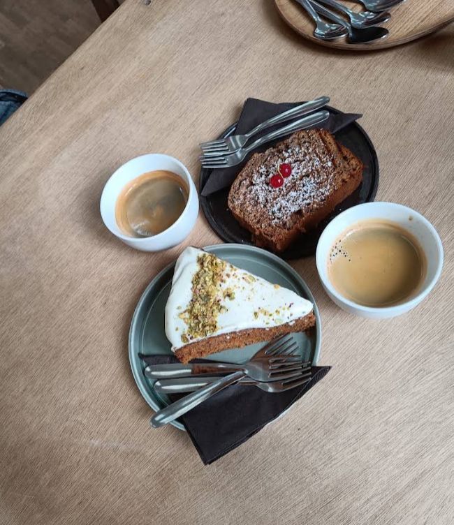 Carrotcake en espresso op een houten tafel