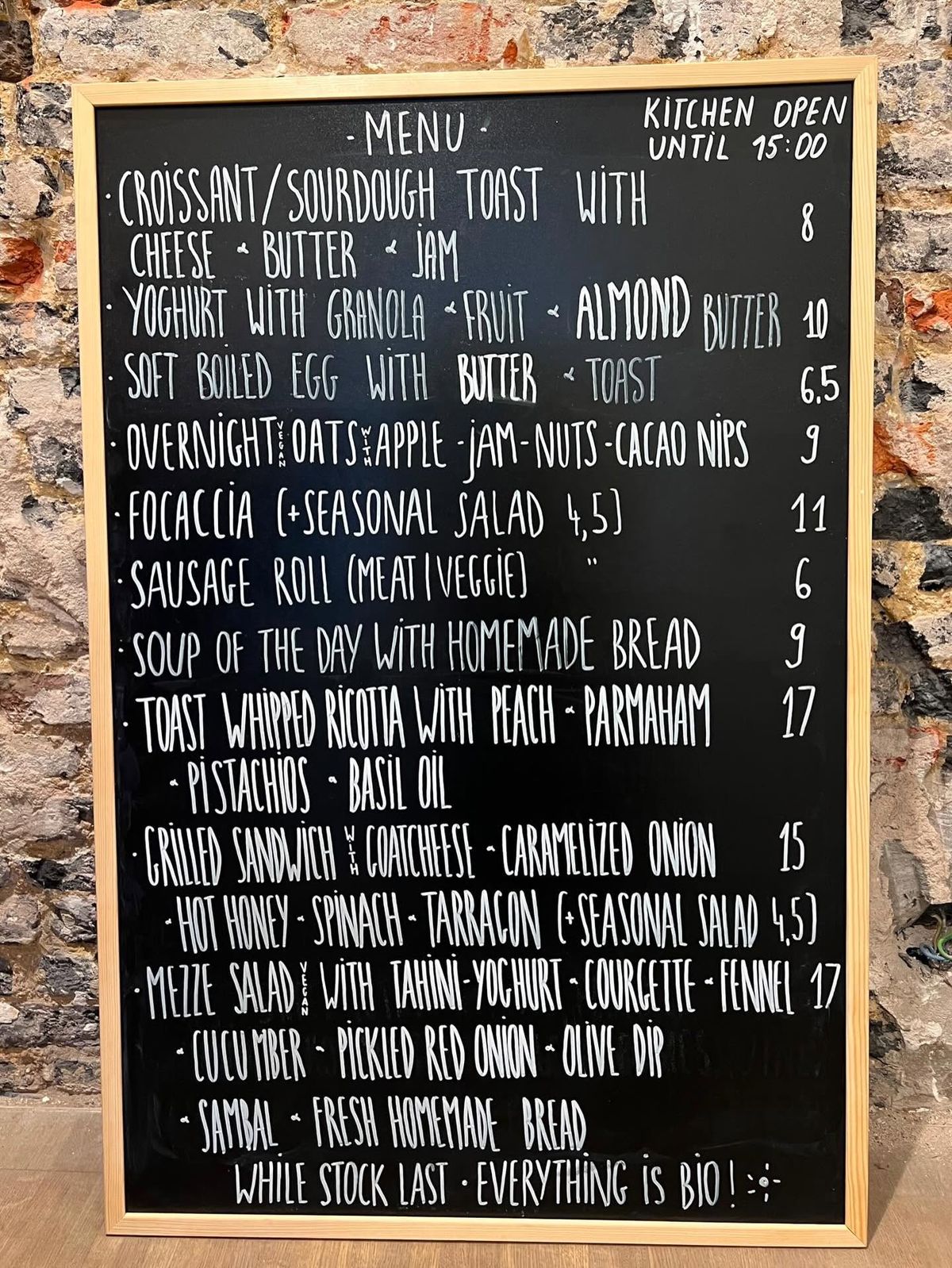 Het handgeschreven krijtbord met de dagkaart