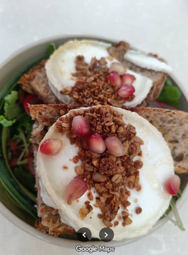 Toast met whipped ricotta en granaatappelpitjes
