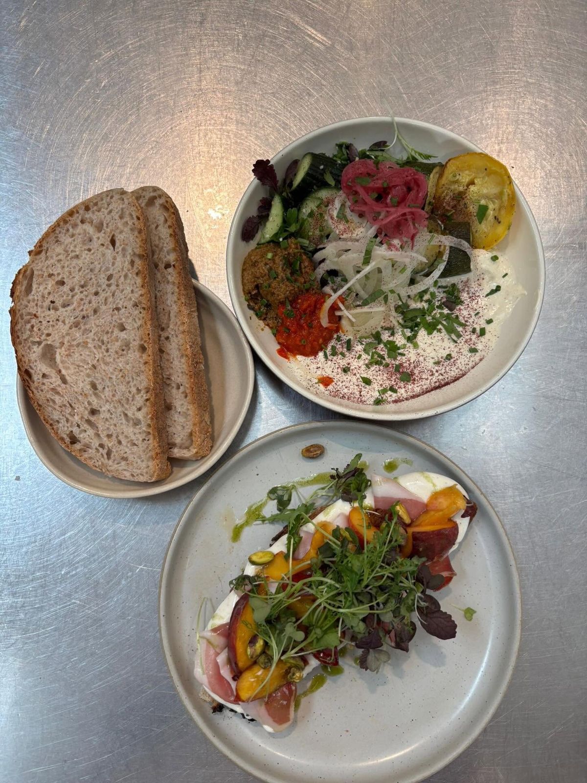 Brood, salade en burrata-toast op de toonbank bij nives