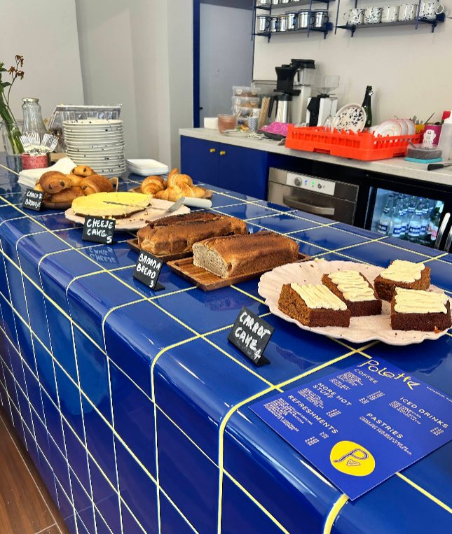Toonbank met huisgemaakt gebak bij Polette, inclusief de populaire carrot cake