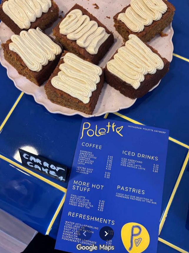De echte menukaart van Polette op de blauwe tegelbar, naast een bordje carrot cake