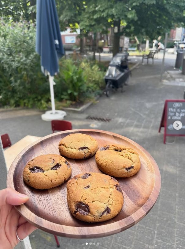 Bord met zelfgebakken koekjes op het terras van Polette aan de Fransenplaats