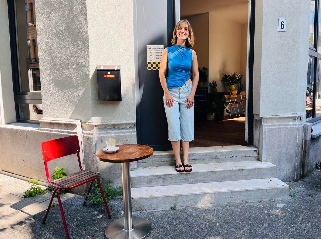 Paulien, eigenares van Polette, voor de deur van de koffiebar aan de Fransenplaats